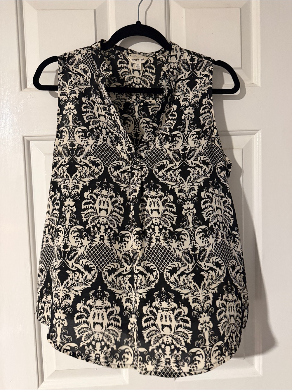 Sleeveless Damask Print Camisole in Black and White
